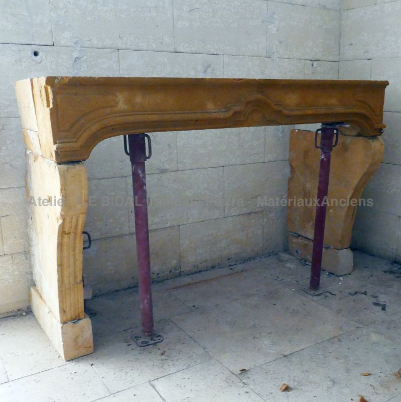 Antique fireplace in patinated limestone : Alain BIDAL, Antique Materials in Provence