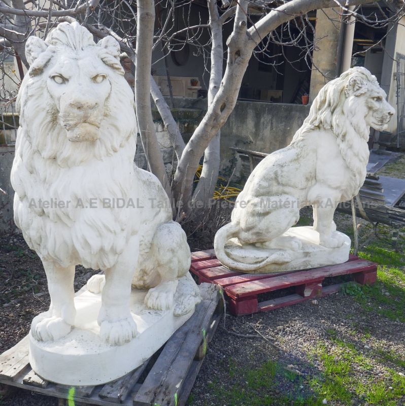 Sculptures majestueuses de lions assis - la paire - Atelier Alain BIDAL (Provence)