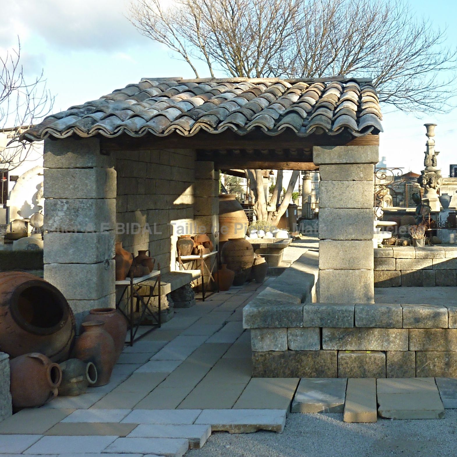 Superbe auvent ancien alliant pierre naturelle, bois massif et tuiles provençales ** VENDU