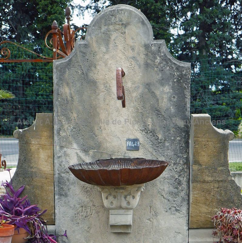 Garden fountain in weathered stone with antique cast iron shell - Atelier Alain BIDAL (Provence)