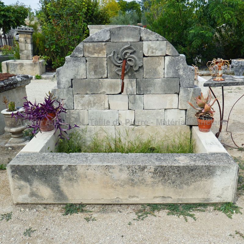 Grande fontaine - fontaine d'extérieur avec bac rectangulaire - fontaine en pierre artisanale.