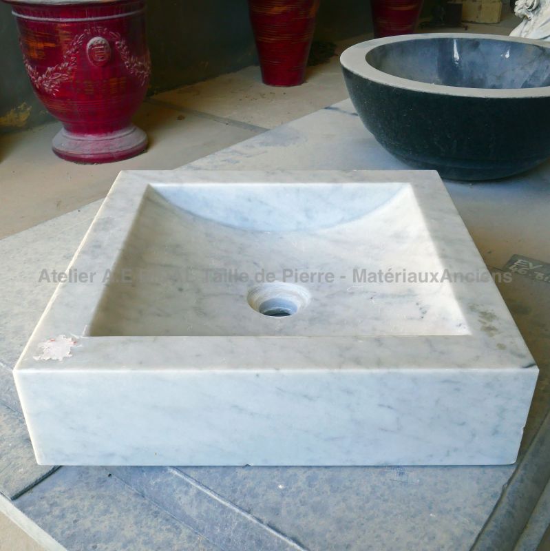 Petit évier en marbre blanc de Carrare pour salle de bain : Atelier Alain BIDAL (Provence)
