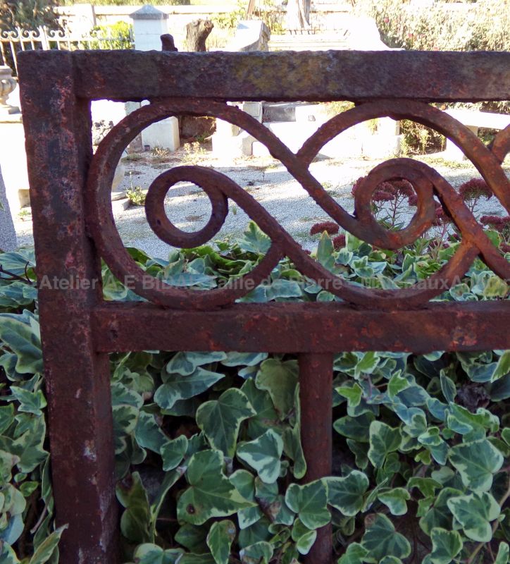Détail des volutes forgées sur notre portillon ancien à deux vantaux en fer forgé - Atelier Alain BIDAL (Provence)