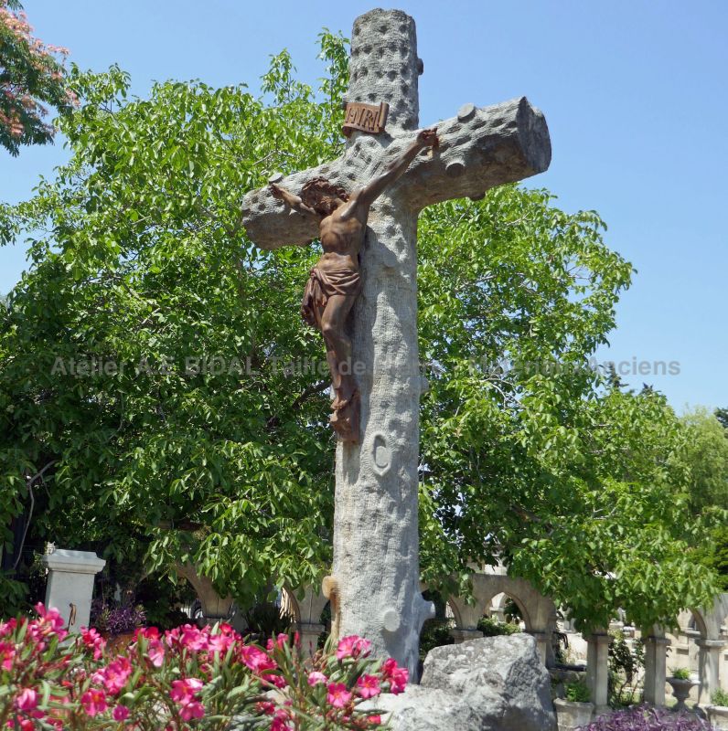 Christ sur sa croix en pierre - Un Christ sur symbole croix.