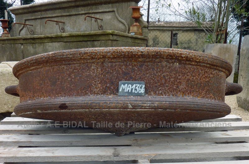 Belle auge ancienne : auge de forme ovale en fonte - Atelier Alain BIDAL (Provence)