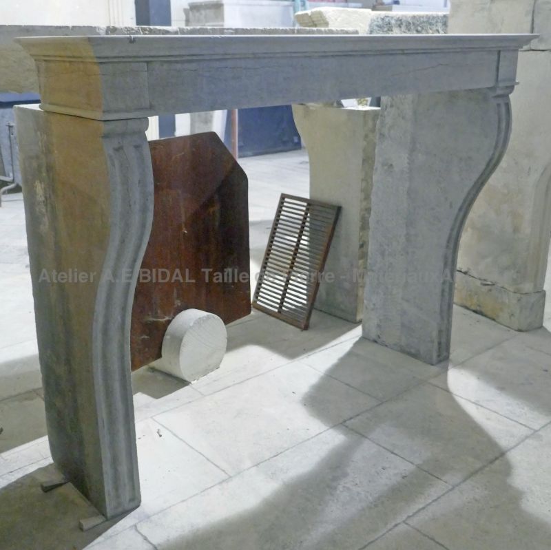 Cheminée Louis-Philippe en pierre : superbe cheminée cheminée française du XIXème - Atelier Alain BIDAL, Provence