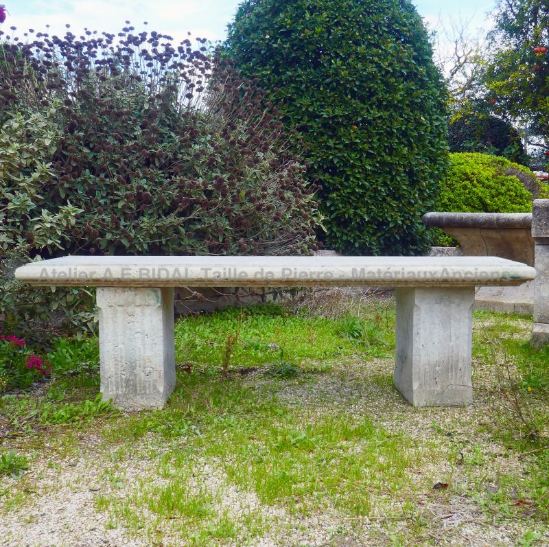 Mobilier de jardin en pierre : élégant banc en pierre naturelle - Atelier Alain BIDAL (Provence)