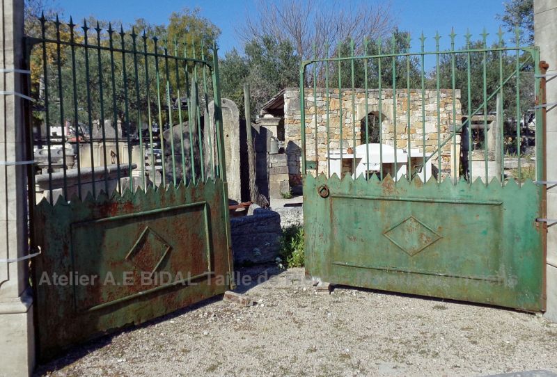 Antique semi-openwork wrought iron gate : large antique gate for sale at Atelier Alain BIDAL (Provence)