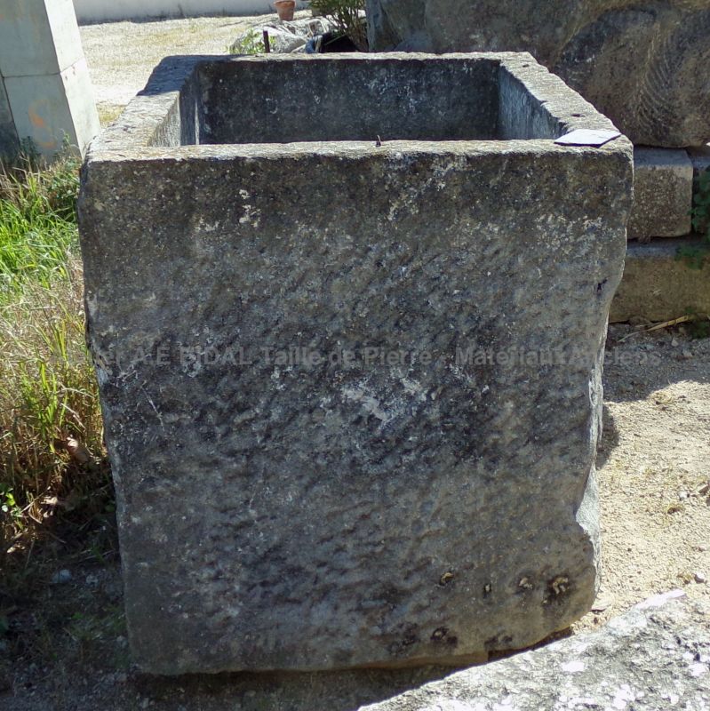 Bac ancien en pierre massive au look rustique