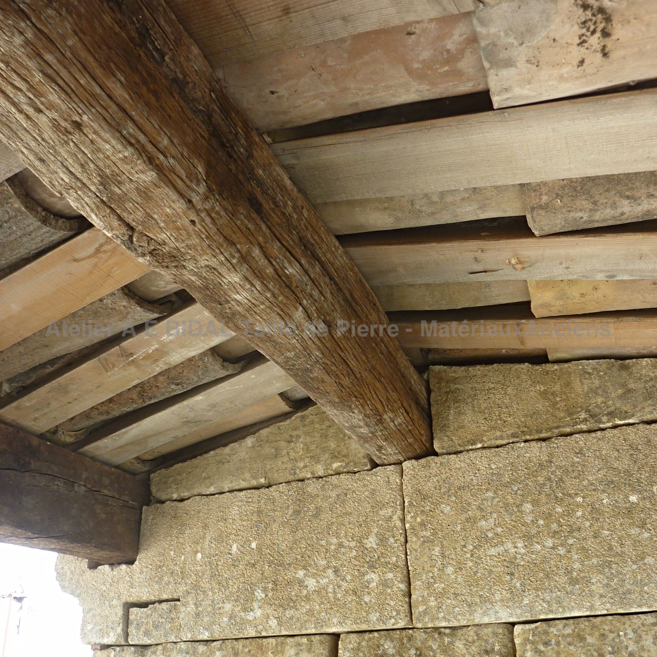 Grande fontaine ancienne en pierre avec toit en poutres anciennes et tuiles provençales anciennes | Une fontaine de Provence signée Alain Bidal.