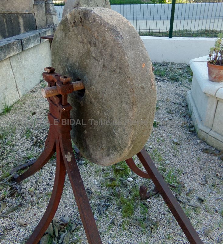 Ancienne meule à aiguiser pour une décoration extérieur unique - Atelier Alain BIDAL, Provence