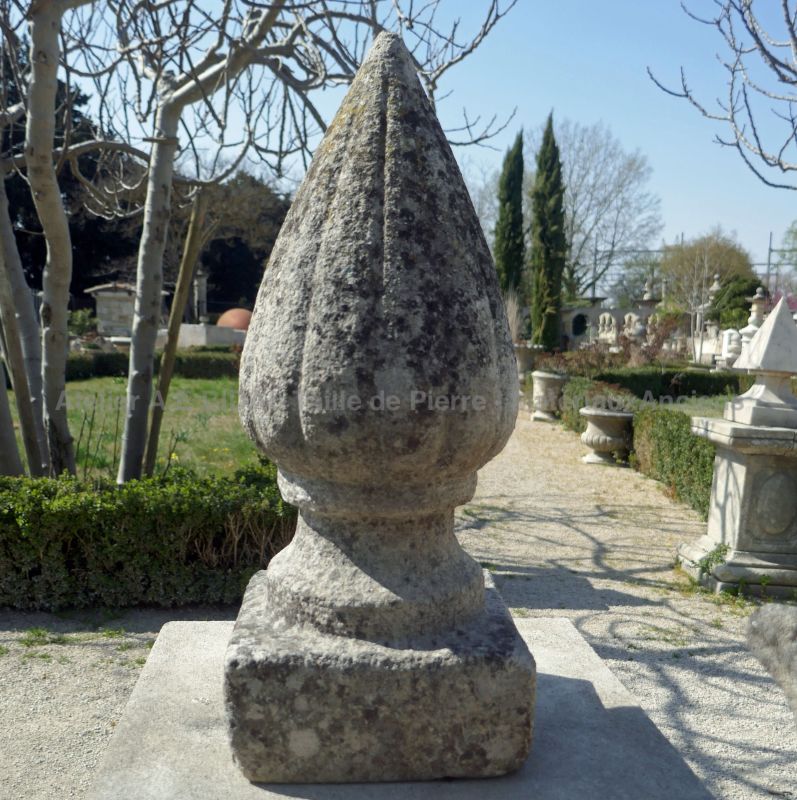 Bouton de fleur en pierre : ornement sculpté en pierre ancienne par les Matériaux anciens Alain Bidal en Provence