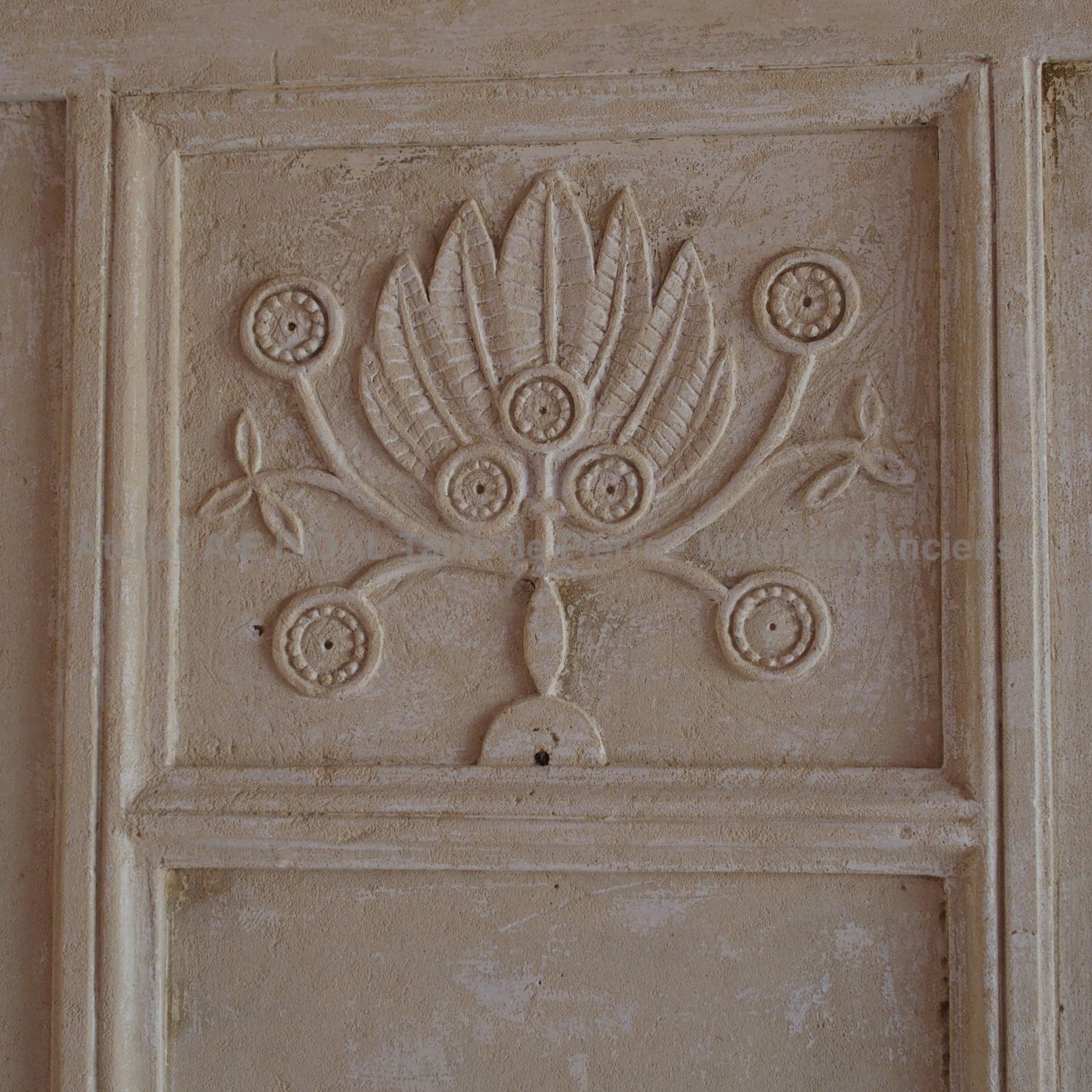 Louis XVI fireplace: a fireplace made of Charentes stone.