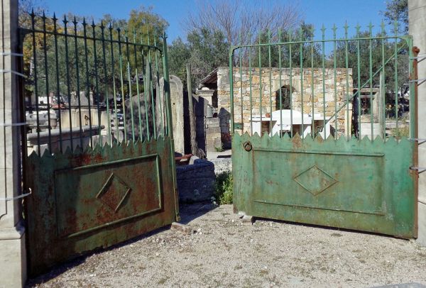 Antique semi-openwork wrought iron gate : large antique gate for sale at Atelier Alain BIDAL (Provence)