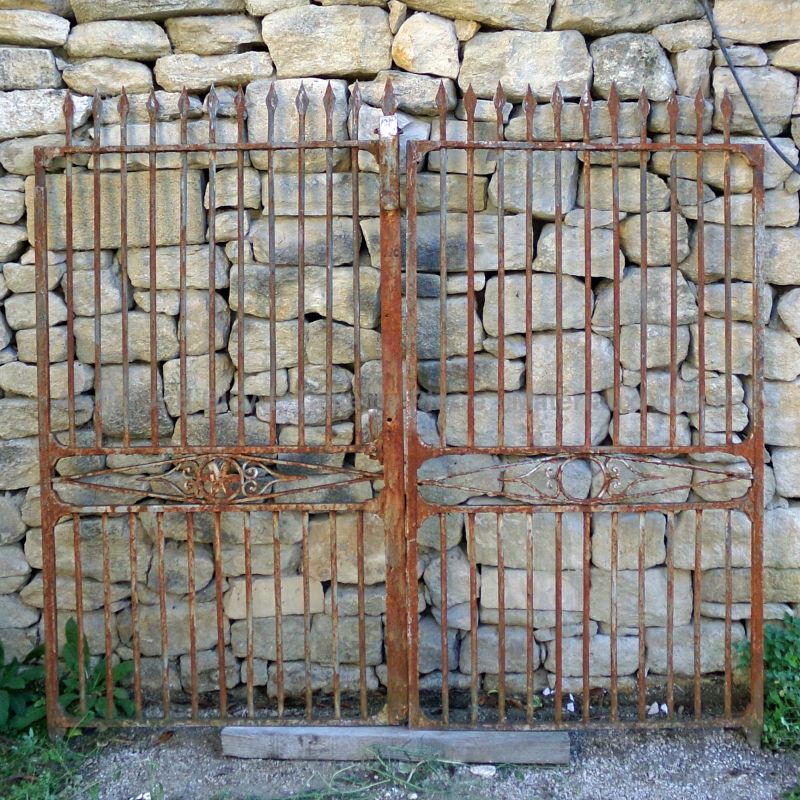 Antique wrought iron gate : elegant antique double-doors gate for sale at Atelier Alain BIDAL (Provence)