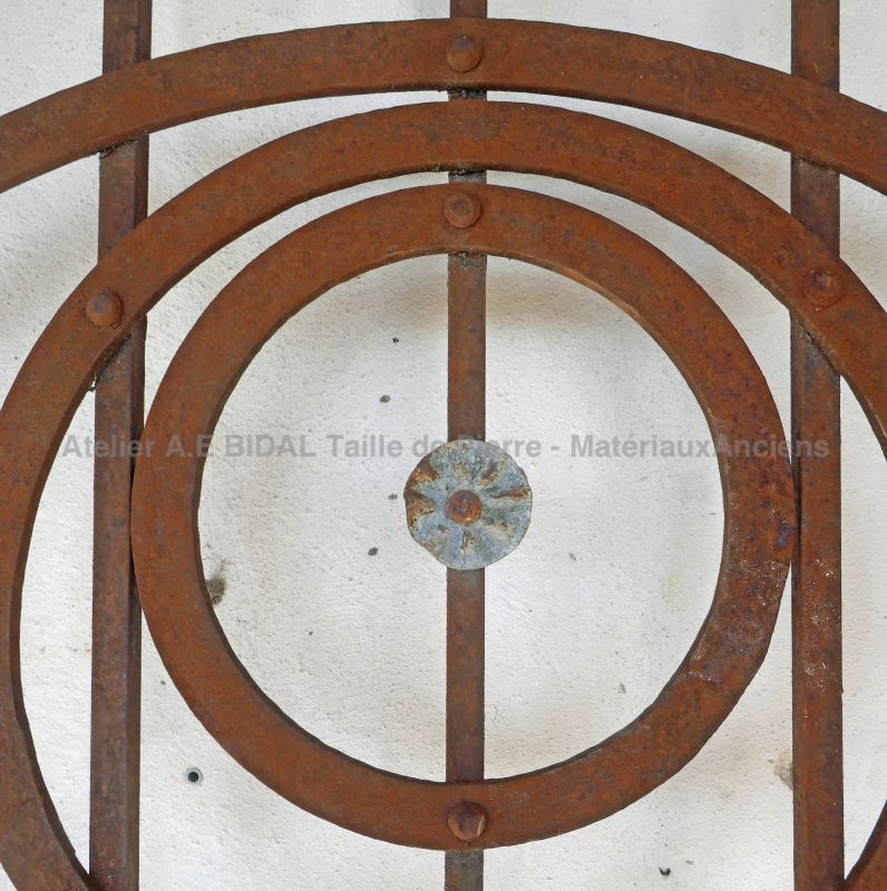 Salvaged forged gate with beautiful scrolls - Atelier Alain BIDAL (Provence)