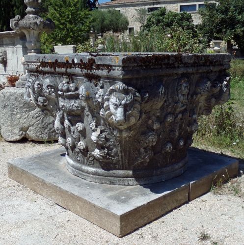 Gros puit anciens en pierre patinée : rare puits massif du XIXème siècle - Atelier Alain BIDAL, Provence