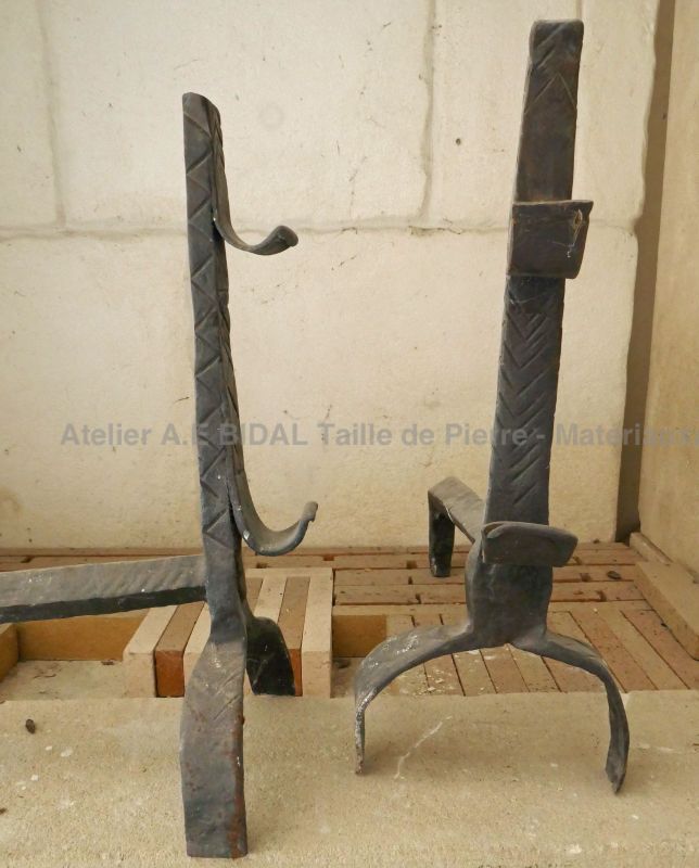 Paire de landiers pour cheminée anciens en fonte noire par Atelier Alain BIDAL
