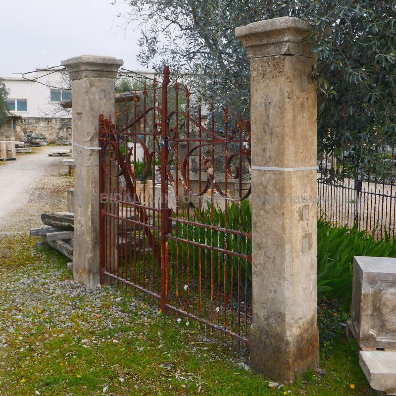 Reclaimed old stone gate pillars : stone pillars handcrafted by Atelier Alain BIDAL, Provence