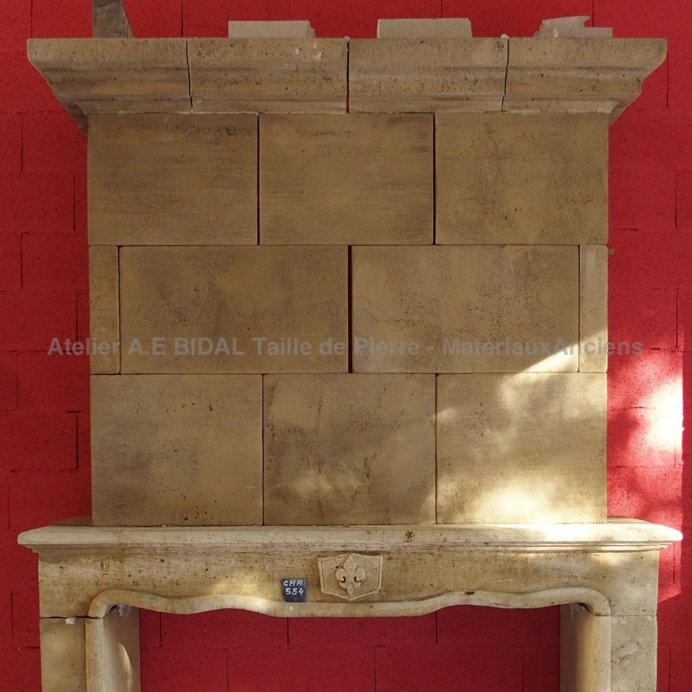Cheminée ancienne - une cheminée en pierre datant du règne du roi Louis XV.