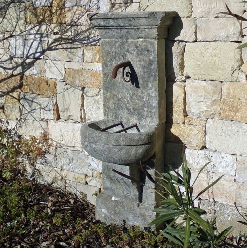 Charmante fontaine rustique en pierres anciennes : une petite fontaine murale en pierre de chez l'Atelier BIDAL
