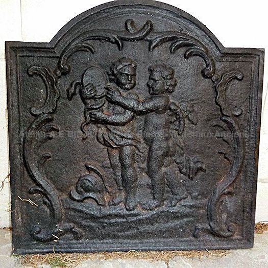 Plaque de cheminée en fonte représentant l'Amour et la Prudence - nos accessoires cheminée.