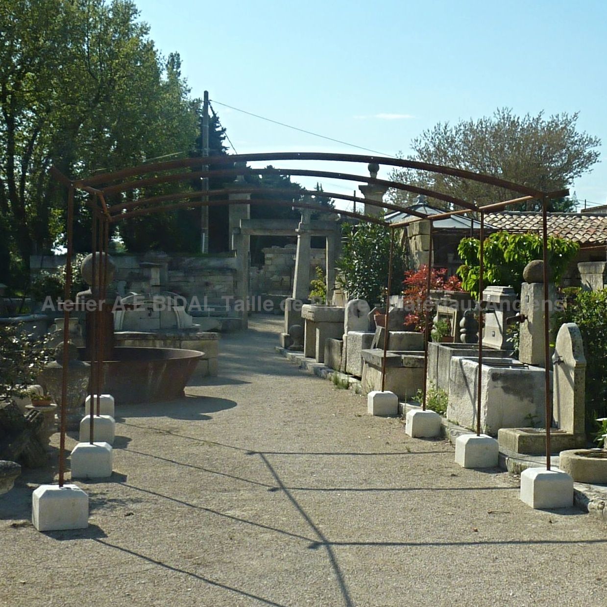 Grande tonnelle ancienne en fer forgé et pierre ** VENDUE