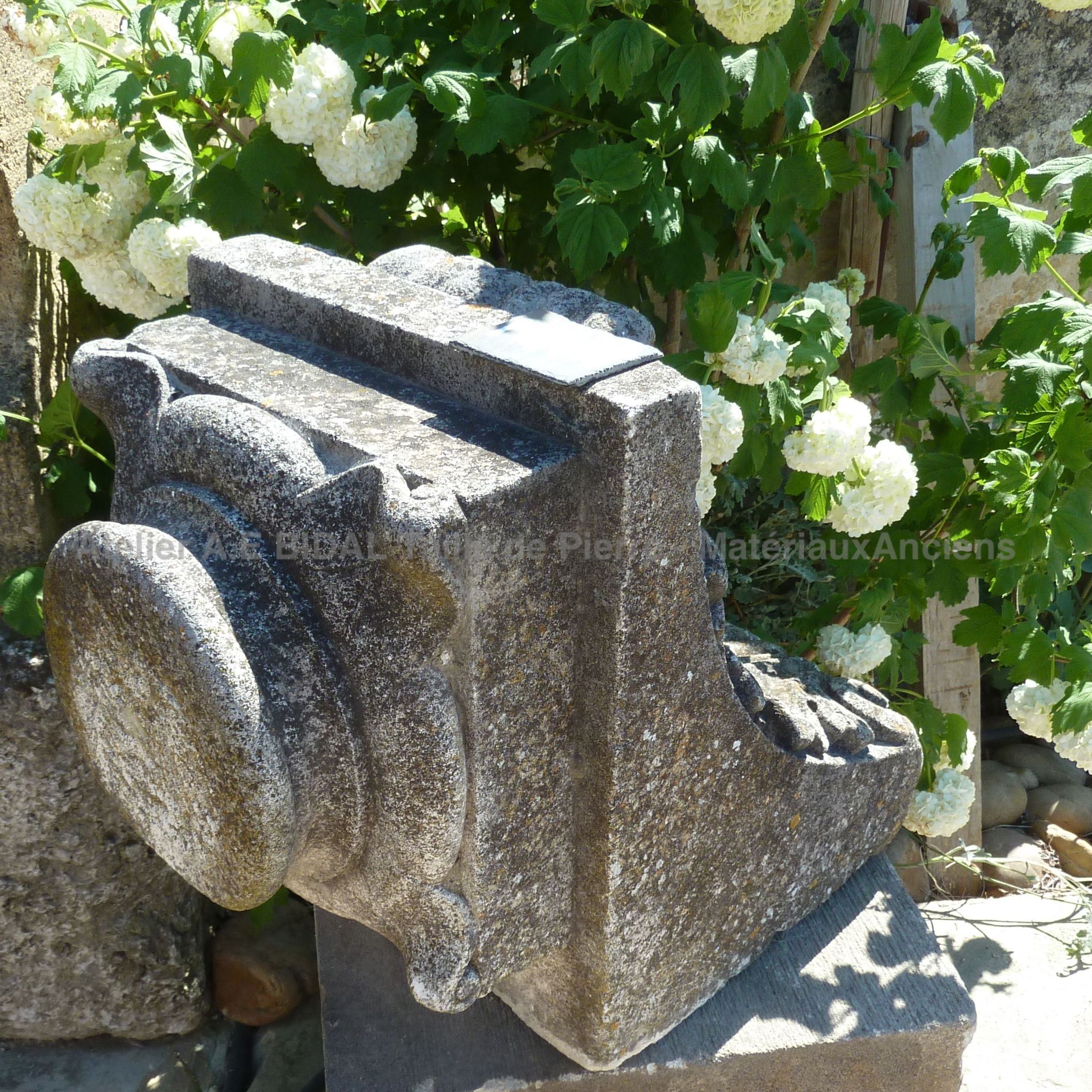 Corniche en pierre - corniche ancienne sculptée.