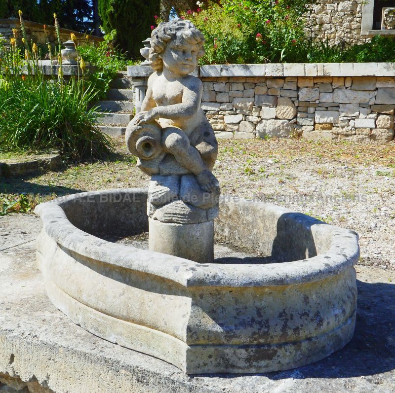 Élégante petite fontaine de jardin décorative avec chérubin verseur d'eau - Atelier Alain BIDAL (Provence)