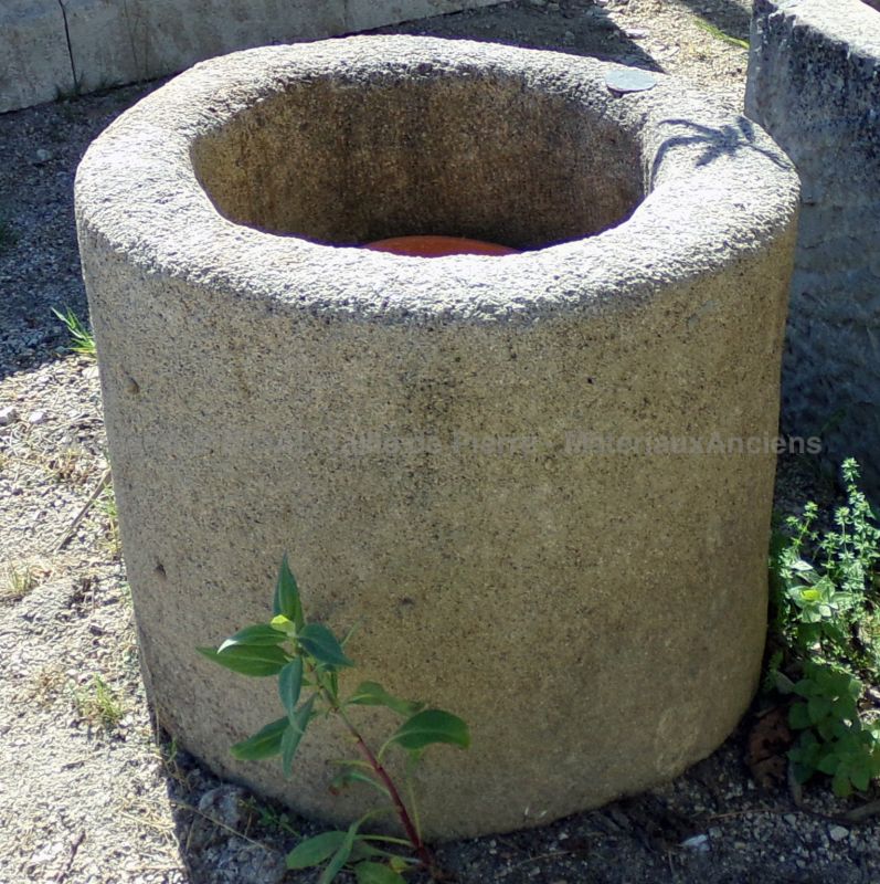 Bac rond en pierre patinée : petite jardinière ou pot de fleurs décoratif - Atelier Alain BIDAL (Provence)