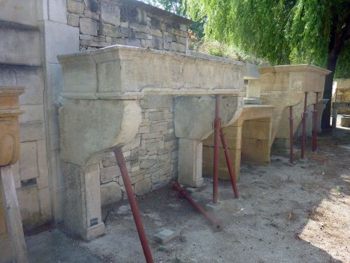 Anciennes cheminées en pierre par Alain BIDAL Matériaux Anciens en Provence.