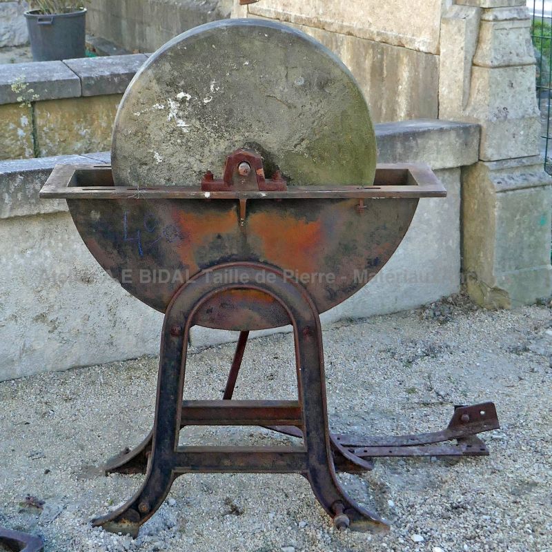 Ancienne meule à aiguiser en pierre à découvrir en Provence chez Atelier Alain BIDAL