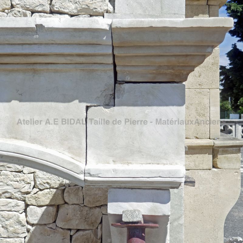 Antique 17th century stone fireplace - Imposing Louis XIII mantel for sale in Provence (Atelier Alain BIDAL)