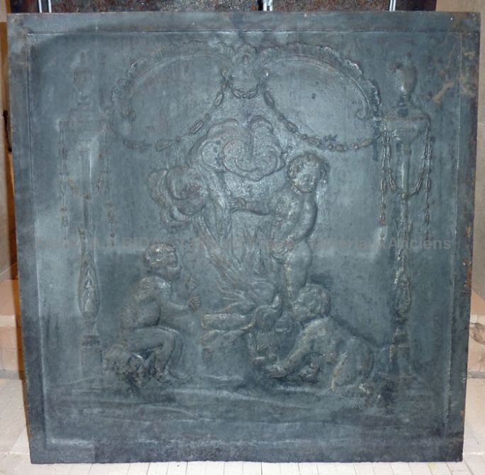 Plaque de fonte Décor enfants jouant avec le feu ** VENDUE