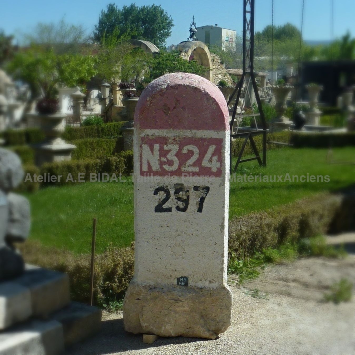 Borne kilomètrique ancienne en pierre monolithe blanche et rouge