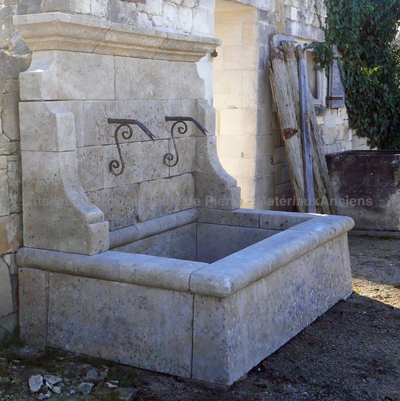Fontaine de jardin avec rosaces sculptées à la main et sorties d'eau en fer forgé : Atelier Alain BIDAL, Provence