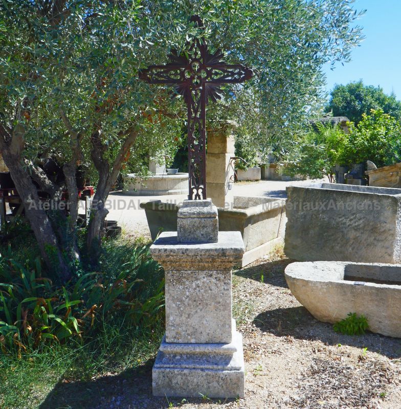 Ancien calvaire avec belle croix en fonte de fer du XIX° - Atelier Alain BIDAL (Provence)
