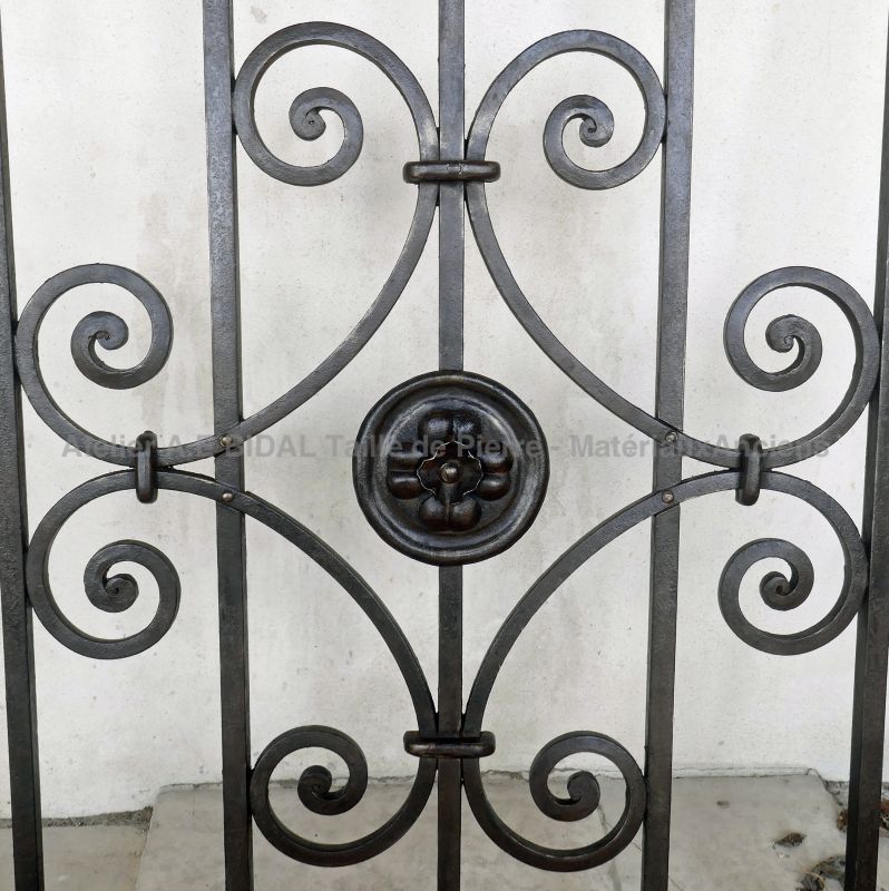 Belle grille ancienne forgée de jolies volutes - Atelier Alain BIDAL (Provence)