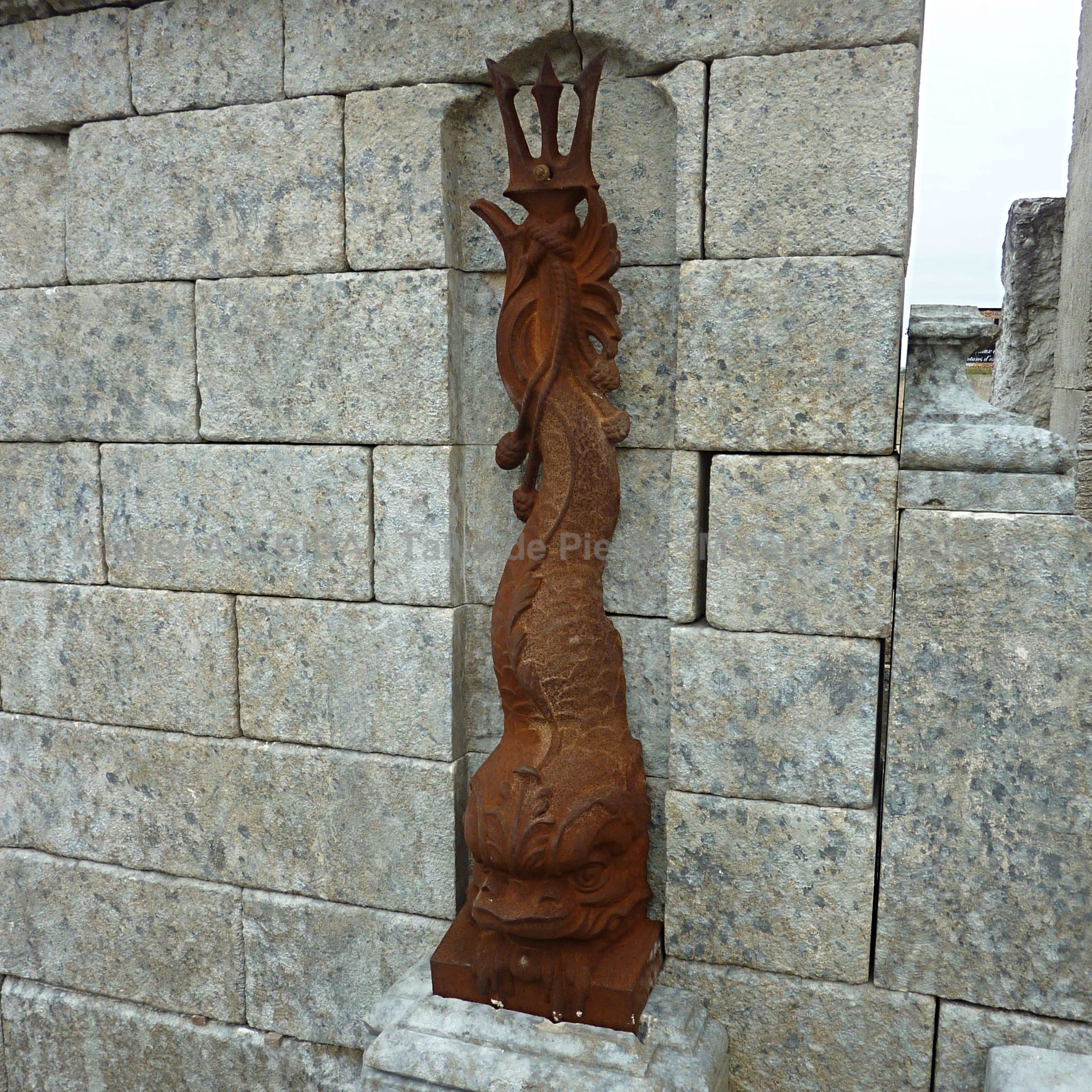 Grande fontaine de pierre véritable et de fonte | En vente chez les matériaux anciens Alain BIDAL