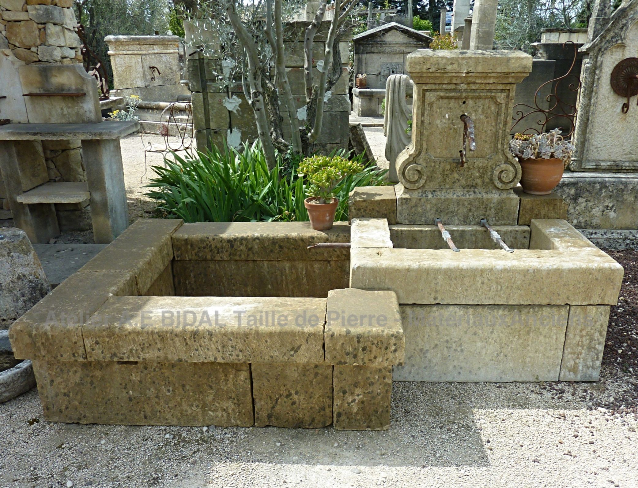 Fontaine de jardin avec bac double - Fontaine ornementale avec deux bassins de jardin.