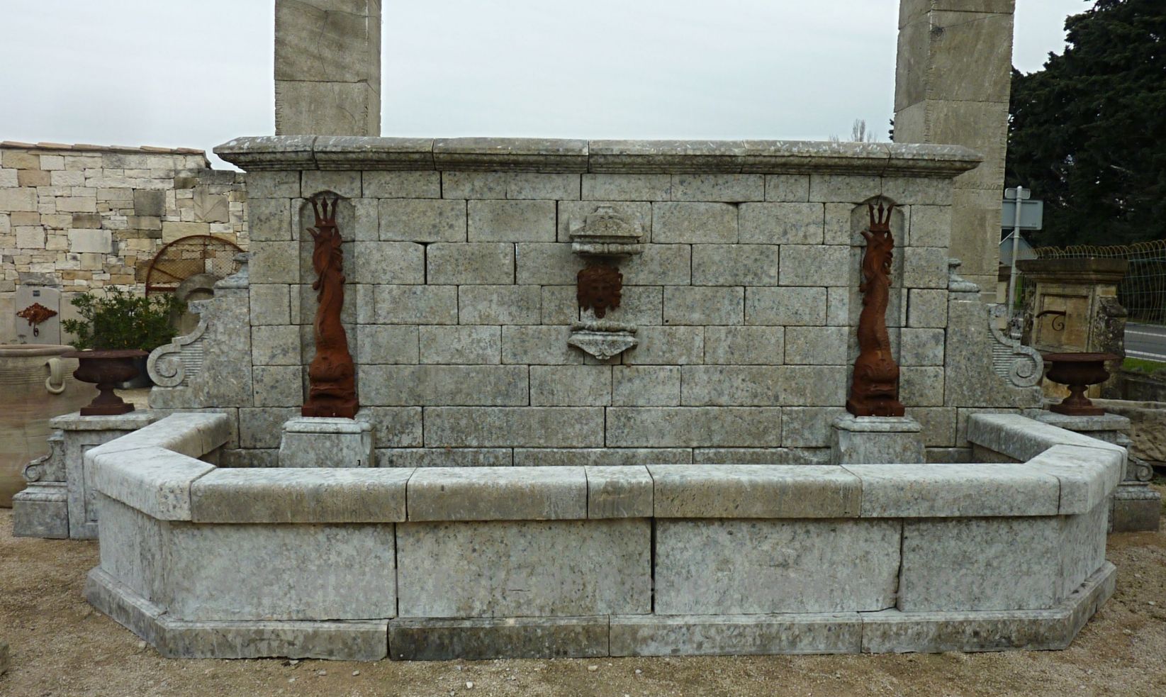 Grande fontaine avec fronton imposant | Fontaine d'extérieur avec bassin et fronton d'artisanat français.