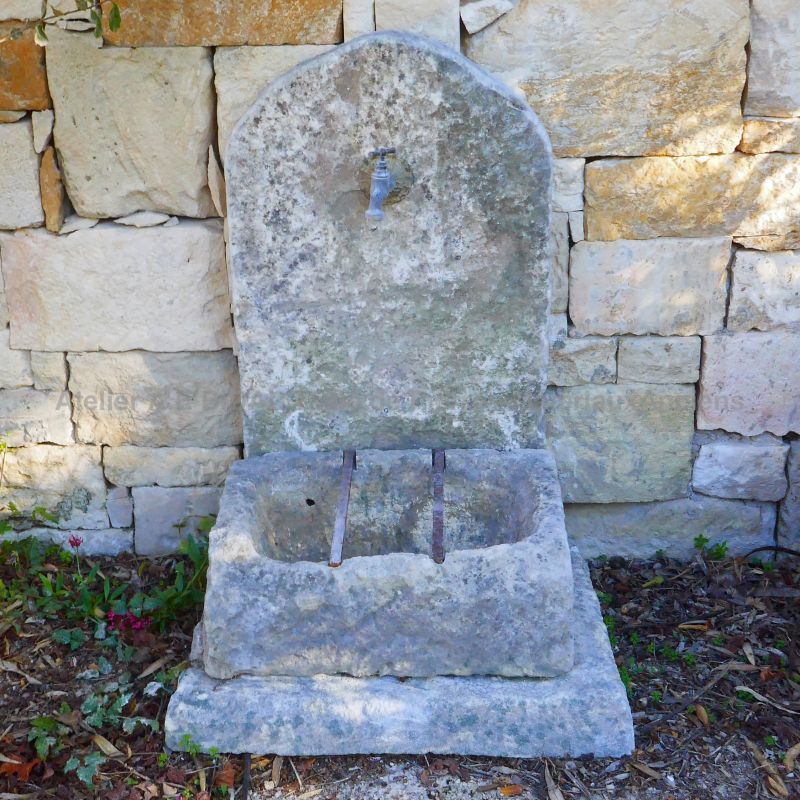 Small garden fountain in old stones by the stonemason in Provence Alain BIDAL