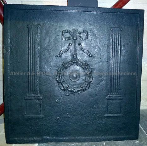 Plaque de fonte colonne grecque et gerbe de fleur ** VENDUE