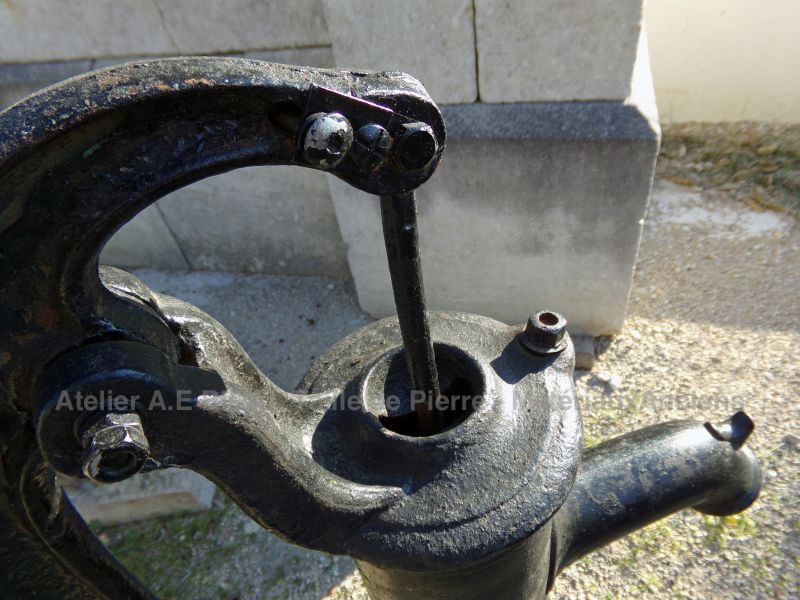 Pompe à bras en fonte noire ancienne - Atelier Alain BIDAL, Provence