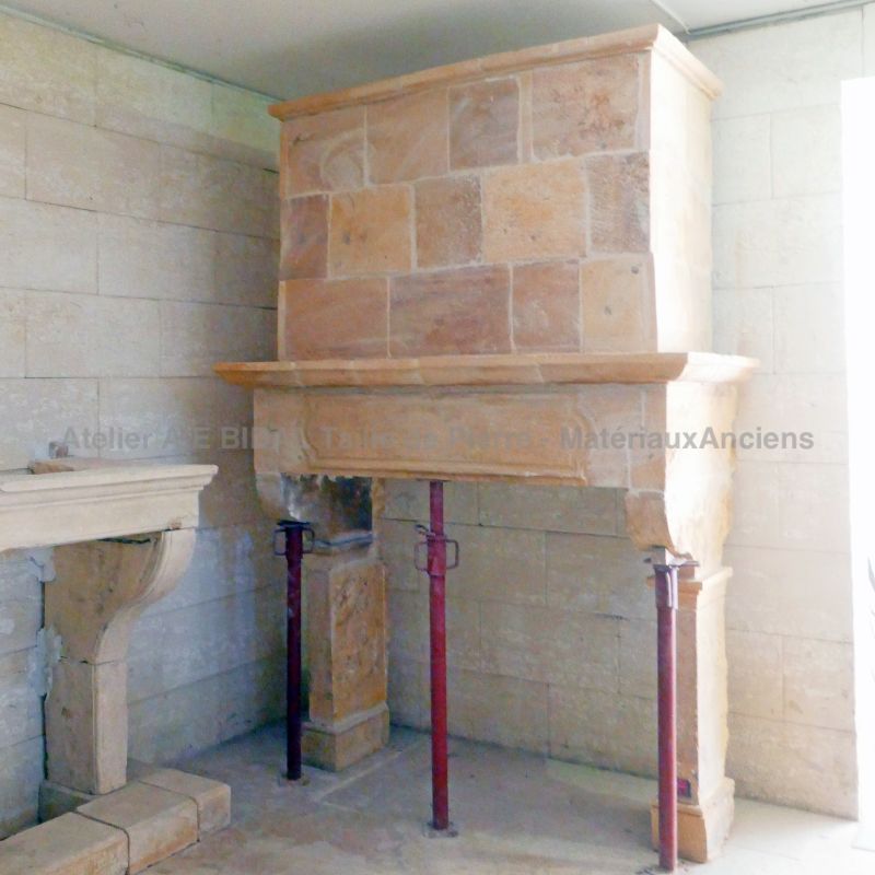 Cheminée Louis 13 en pierre jaune vendue avec son trumeau - Atelier Alain BIDAL (Provence)