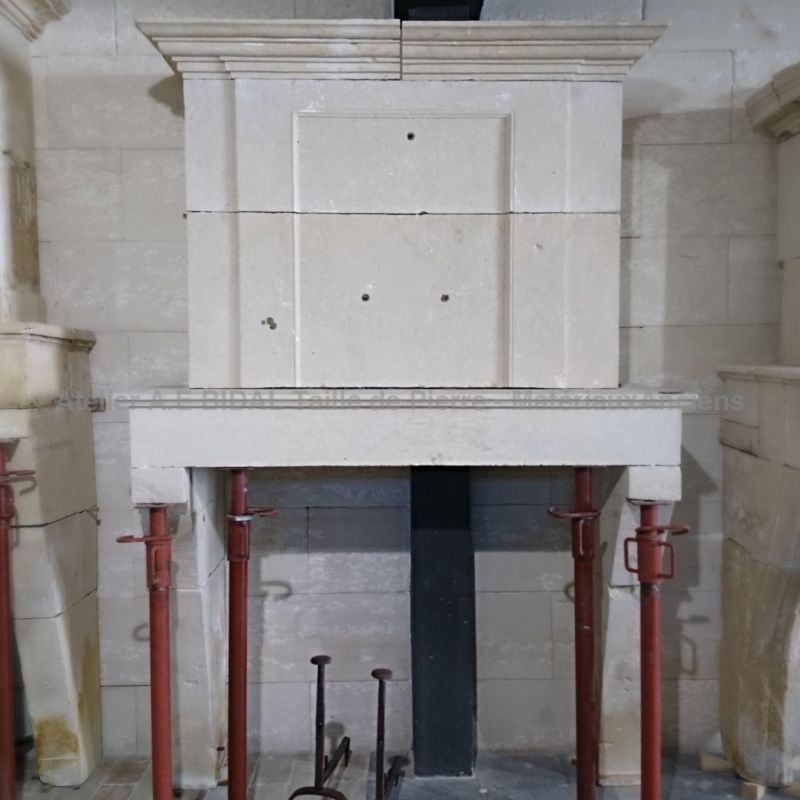 Cheminée à trumeau Louis XIV par les matériaux anciens Alain Bidal. Les matériaux anciens Alain Bidal vous proposent une sélection de cheminées anciennes.