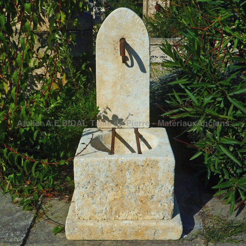 Small garden fountain in natural stone by the stonemason in Provence Alain BIDAL