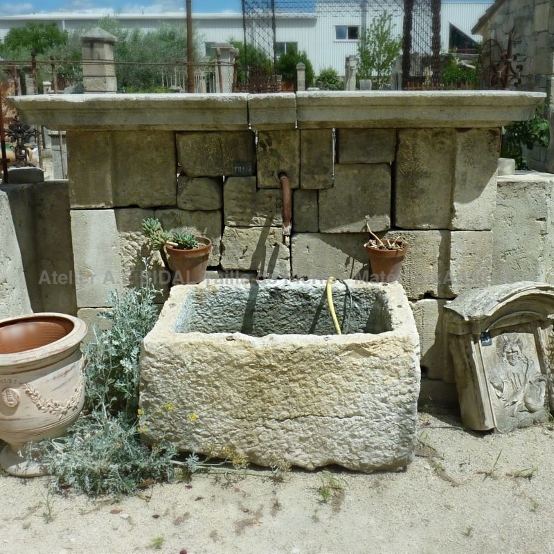 Bornes à eau en pierre - Petites fontaines murales en pierre ancienne