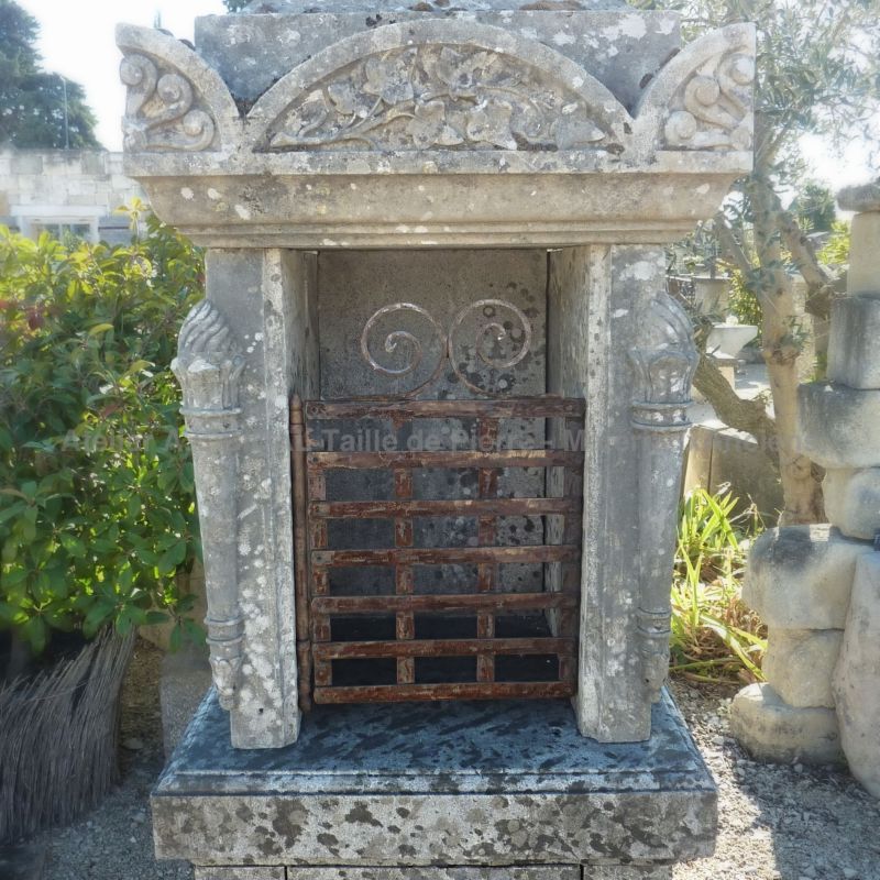 Jolie niche en pierre et fer forgé sur notre oratoire ancien ǀ En vente uniquement chez Alain Bidal en Provence.