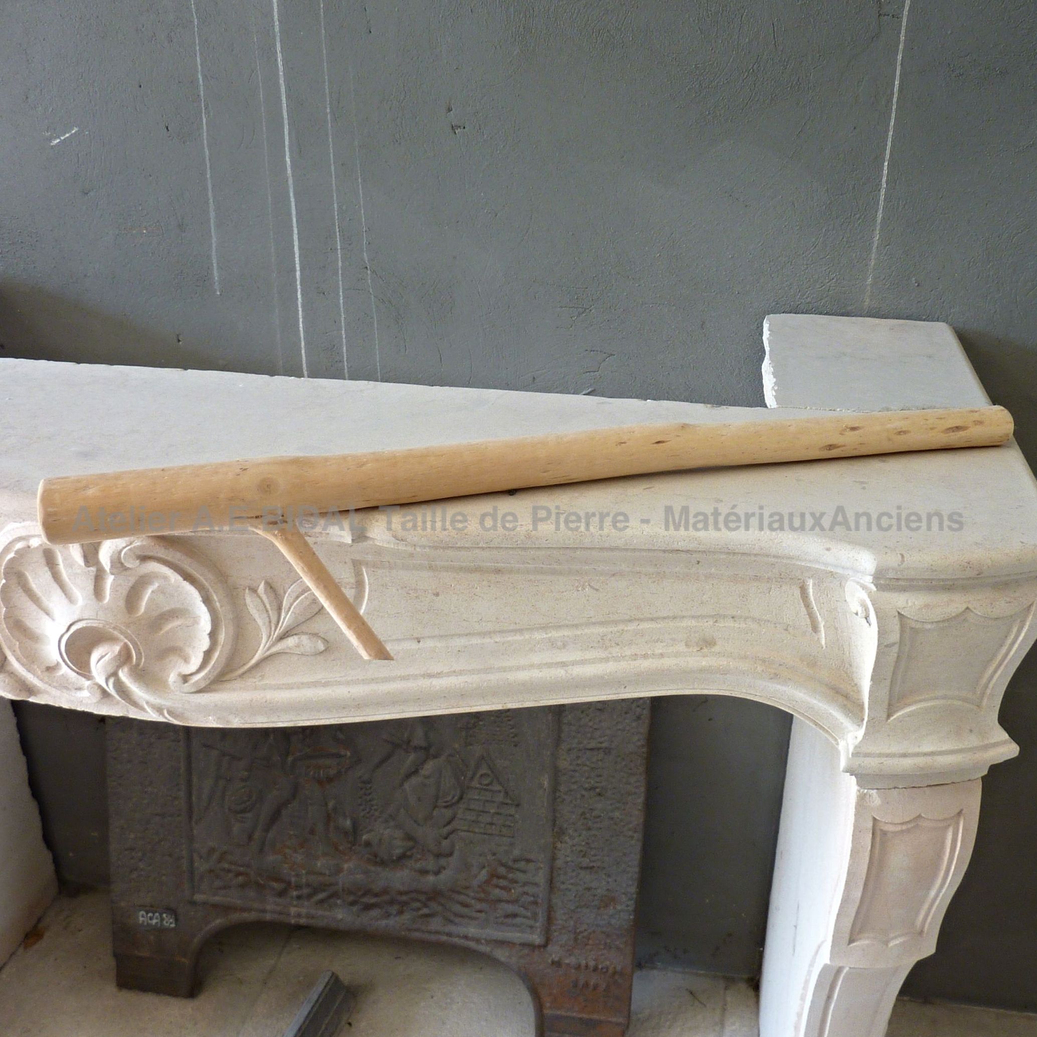 Accessoires cheminée traditionnels: un soufflet à bouche pour cheminée.